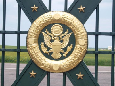 American Forces emblem on xxxx Cemetry gates Resz.jpg